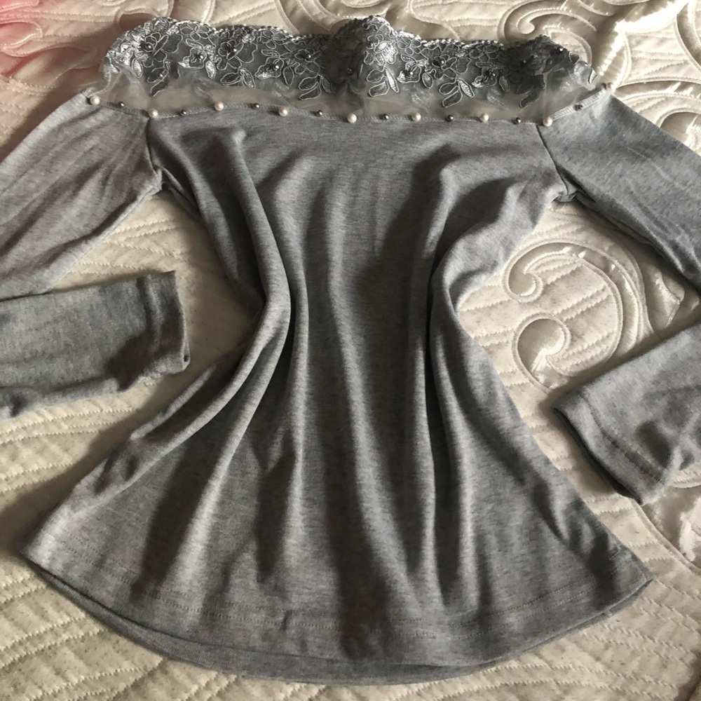 Beautiful top, lace & pearl details    🌸🌸🌸